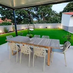 Modern With Garden 아파트 파티마