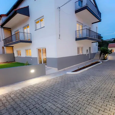 Apartment Modern With Garden