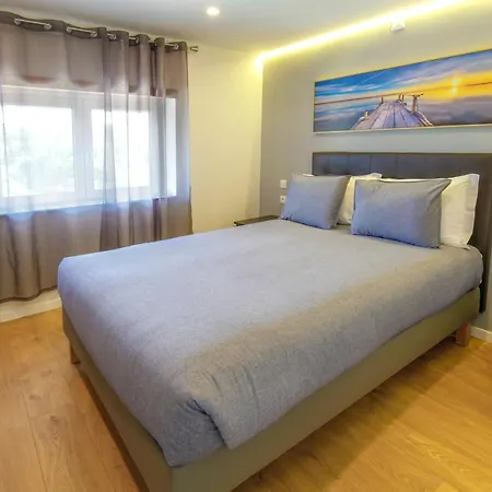 아파트 Modern With Garden *