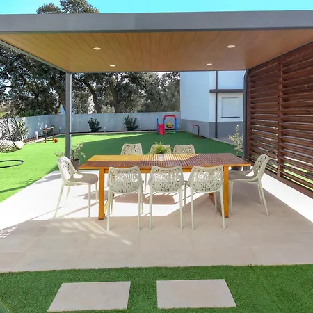 Modern With Garden * Fatima