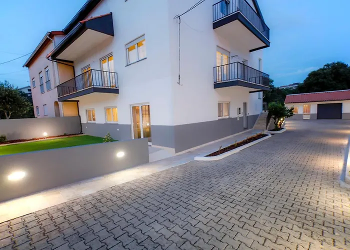 Apartment Modern With Garden